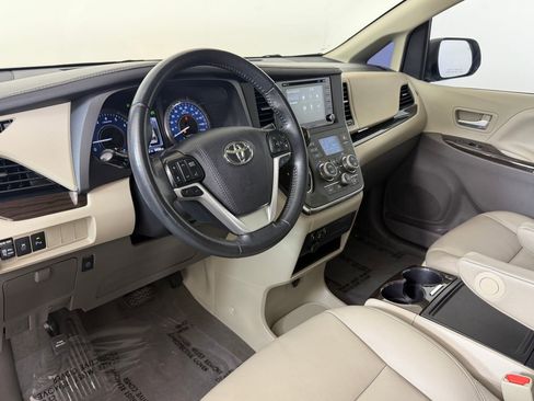 Used 2019 Toyota Sienna XLE w/ XLE Navigation Package FWD image 4