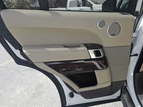Used 2017 Land Rover Range Rover HSE image 10