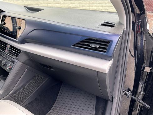 Certified 2022 Volkswagen Taos SE FWD image 16
