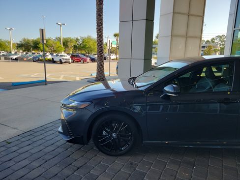 Used 2025 Toyota Camry SE image 2