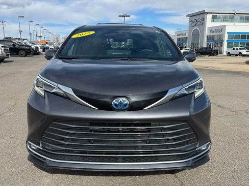 Used 2025 Toyota Sienna Platinum image 9