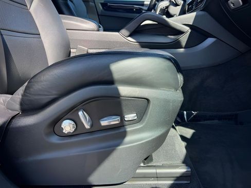 Used 2020 Porsche Cayenne image 32
