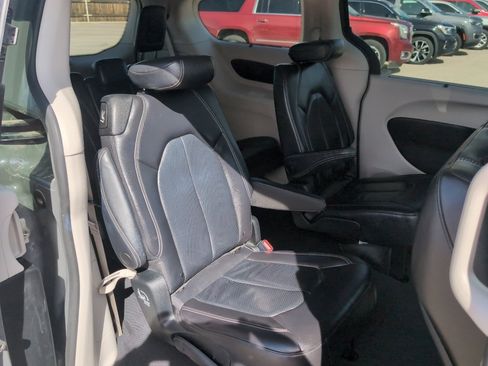 Used 2022 Chrysler Pacifica Touring-L image 16