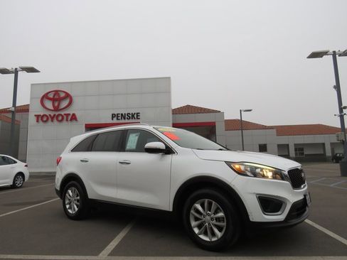 Used 2017 Kia Sorento LX w/ LX Convenience Package image 14
