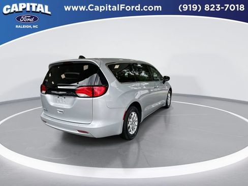 Used 2023 Chrysler Voyager LX FWD image 8