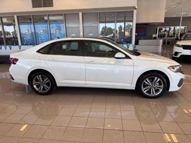 Used 2023 Volkswagen Jetta SE FWD image 2