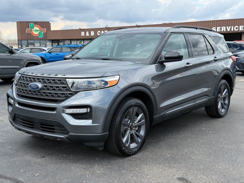 Used 2024 Ford Explorer XLT w/ Equipment Group 202A AWD/4WD image 4