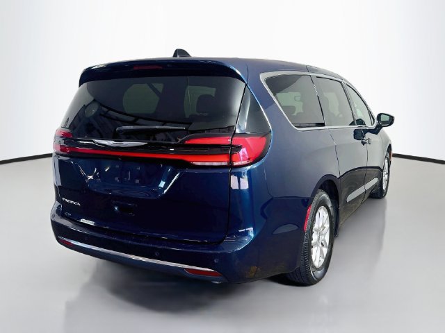 Used 2024 Chrysler Pacifica Touring FWD image 17