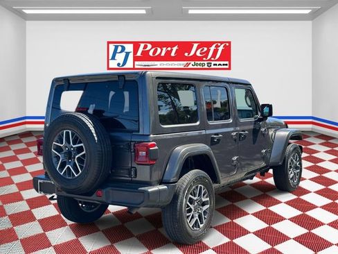 Used 2025 Jeep Wrangler Unlimited Sahara AWD/4WD image 4