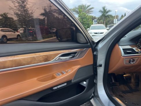 Used 2018 BMW 750i image 38