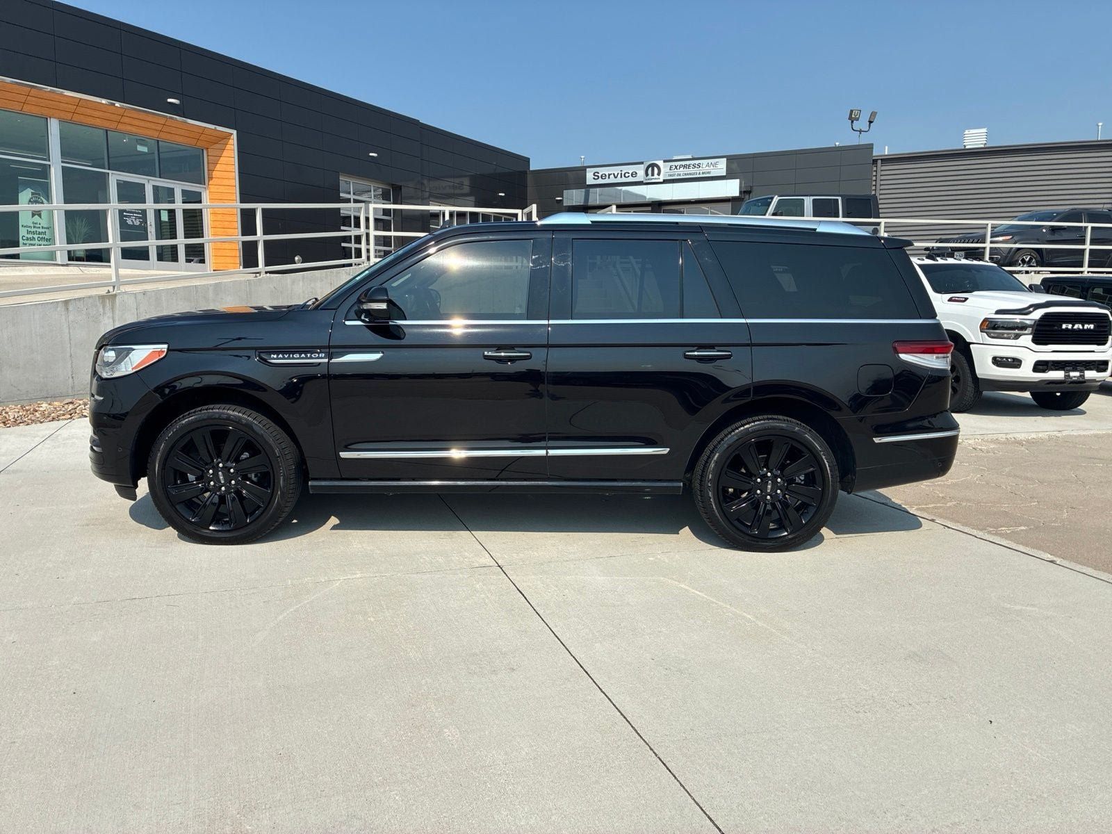 Used 2024 Lincoln Navigator Reserve AWD/4WD image 2