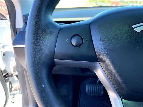 Used 2020 Tesla Model 3 Standard Range Plus image 23