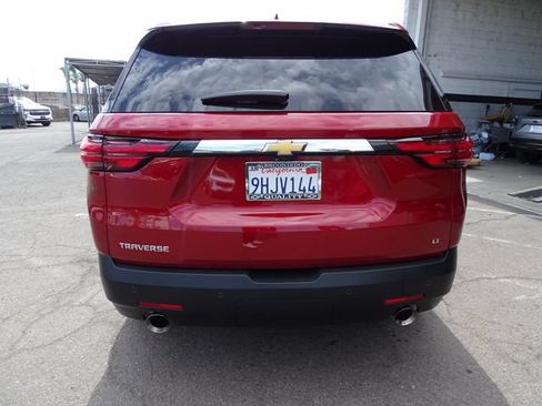 Used 2023 Chevrolet Traverse LT w/ Rear Camera Mirror Package FWD image 3