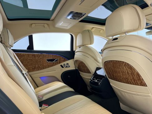 Used 2022 Bentley Flying Spur V8 image 24