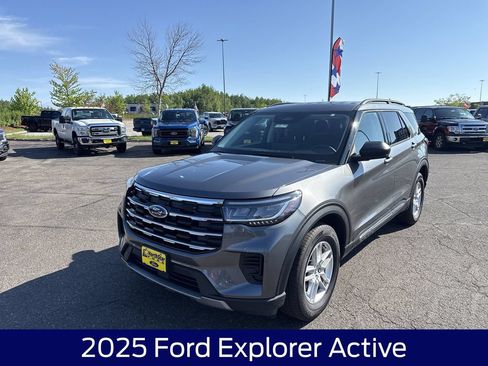 Used 2025 Ford Explorer Active AWD/4WD image 3