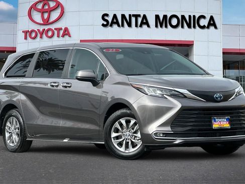 Used 2022 Toyota Sienna XLE image 2