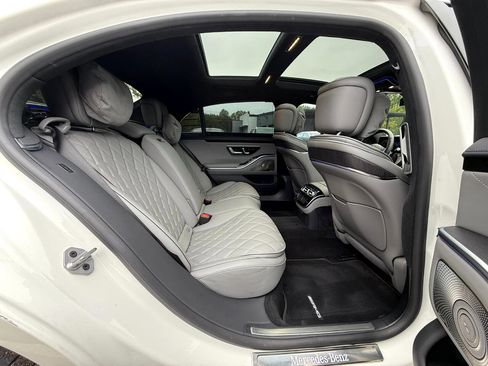 Used 2022 Mercedes-Benz S 580 4MATIC Sedan w/ AMG Line Package image 13