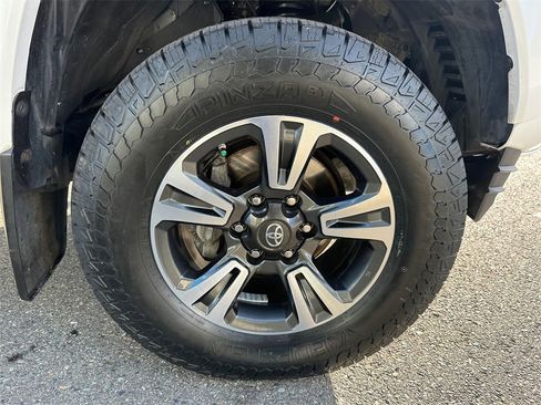 Used 2018 Toyota Tacoma TRD Sport image 9