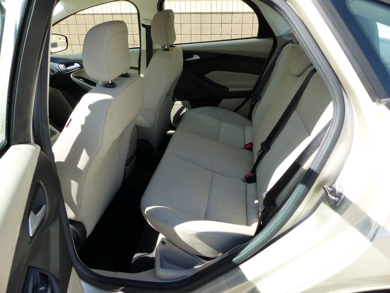 Used 2018 Ford Focus SE w/ Cold Weather Package FWD image 35