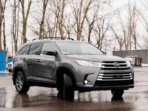 Used 2019 Toyota Highlander XLE image 2