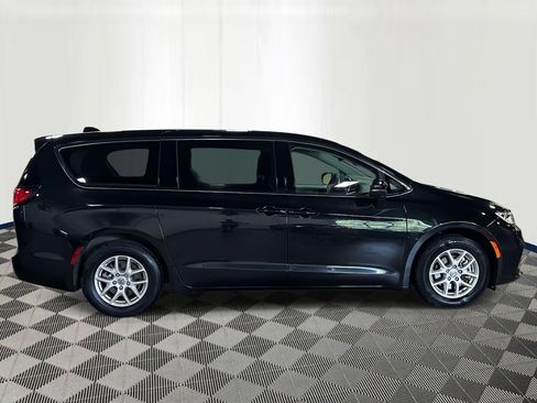 Used 2023 Chrysler Pacifica Touring-L FWD image 6