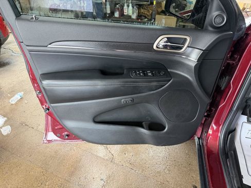 Used 2017 Jeep Grand Cherokee Limited AWD/4WD image 12
