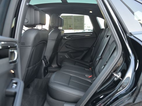 Certified 2025 Porsche Macan image 14