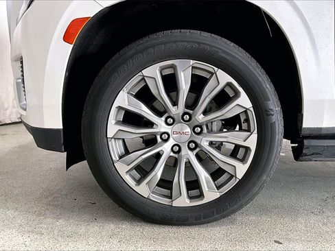 Used 2022 GMC Yukon Denali w/ Denali Premium Package image 6