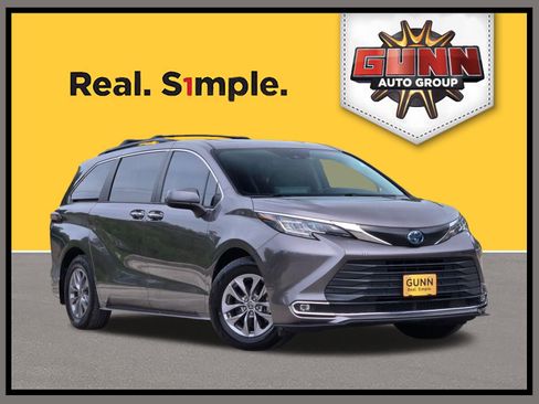 Used 2022 Toyota Sienna XLE FWD image 1