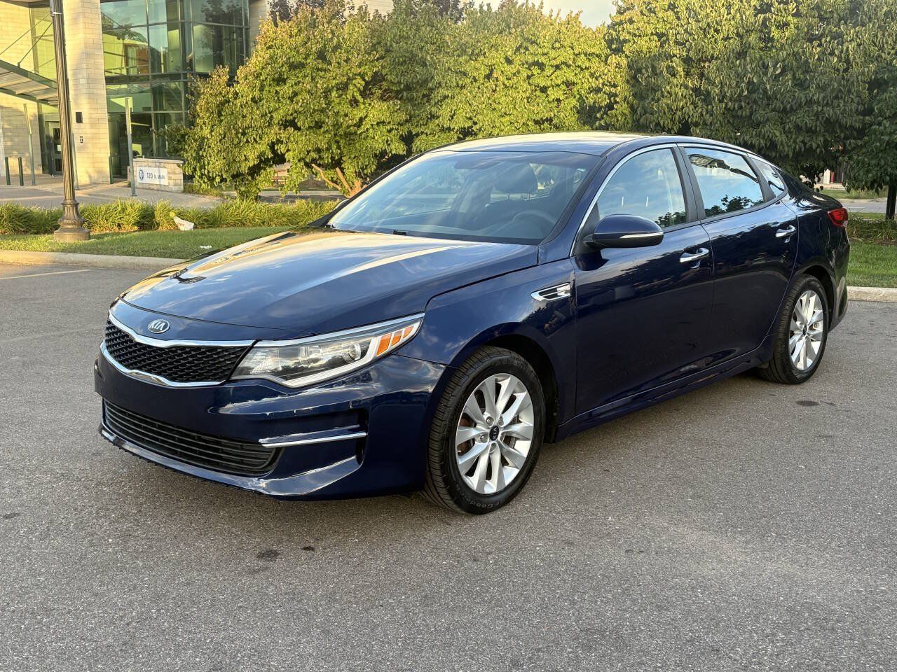 Used 2018 Kia Optima LX w/ 17" Alloy Wheels Package FWD image 3