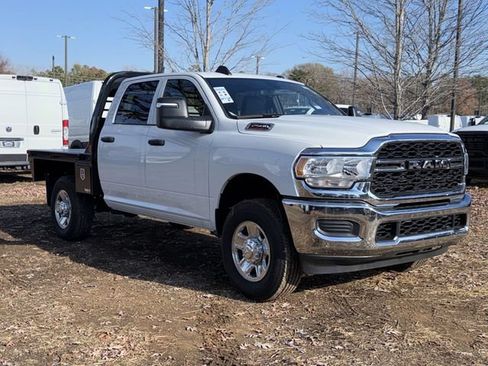 Used 2024 RAM 2500 Tradesman w/ Chrome Appearance Group AWD/4WD image 14