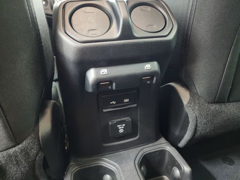 Used 2018 Jeep Wrangler Unlimited Sahara image 32