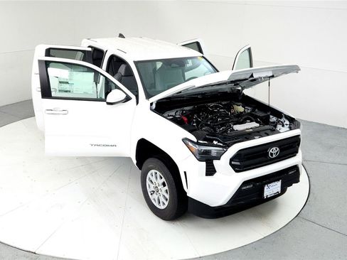 Certified 2025 Toyota Tacoma SR5 image 17