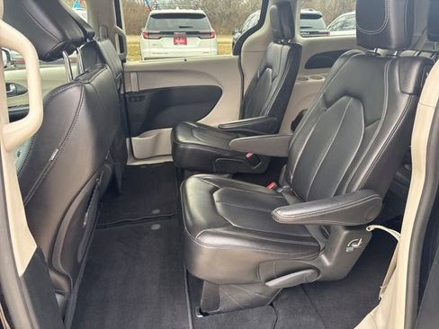 Used 2024 Chrysler Pacifica Touring-L image 25
