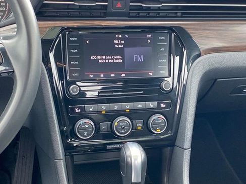 Used 2022 Volkswagen Passat 2.0T image 8