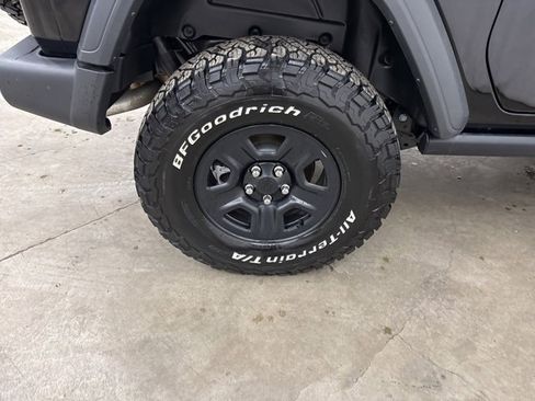 Used 2025 Jeep Wrangler Sport image 16