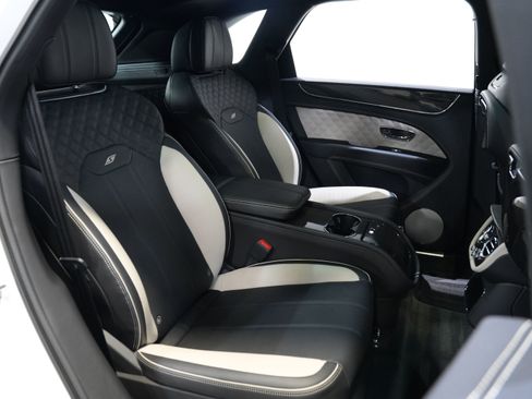 Used 2022 Bentley Bentayga AWD/4WD image 37