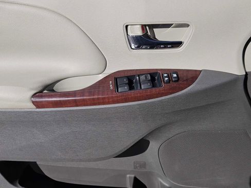 Used 2011 Toyota Sienna XLE image 22