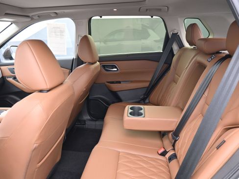 Certified 2025 Nissan Rogue Platinum w/ Platinum Premium Package FWD image 14