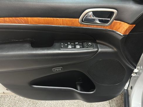 Used 2013 Jeep Grand Cherokee Overland w/ Advance Technology Group image 18