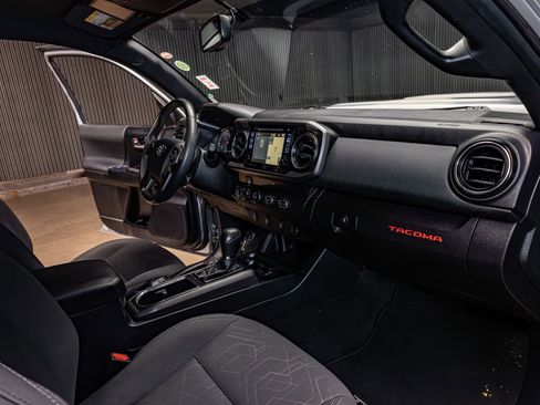 Used 2017 Toyota Tacoma TRD Sport w/ Tow Package (A/T) image 13