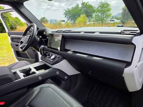 Used 2025 Land Rover Defender 110 S image 25