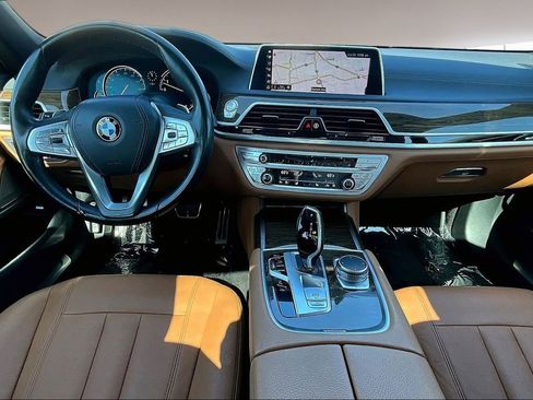 Used 2019 BMW 740i w/ M Sport Package image 7