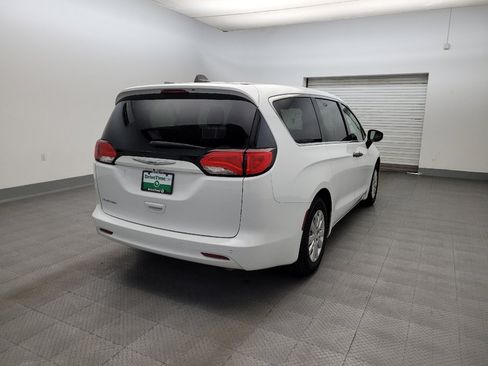 Used 2020 Chrysler Voyager L FWD image 9