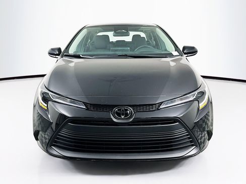 Used 2025 Toyota Corolla LE image 2