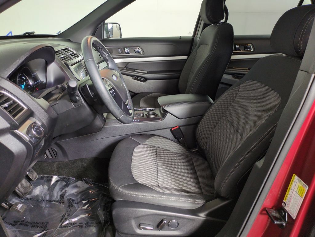 Used 2017 Ford Explorer XLT w/ Equipment Group 201A FWD image 11