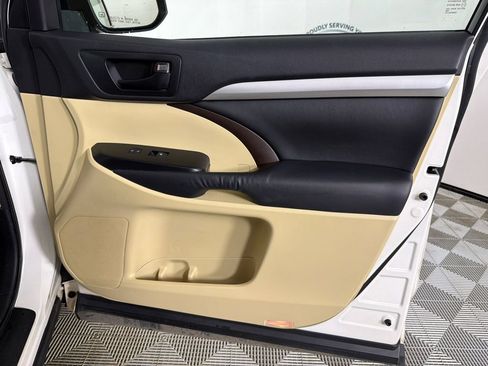 Used 2015 Toyota Highlander Plus FWD image 14