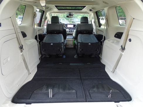 Used 2023 Chrysler Pacifica Limited image 40