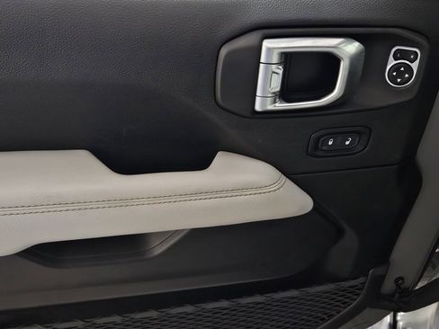 Used 2022 Jeep Wrangler Unlimited Sahara image 25