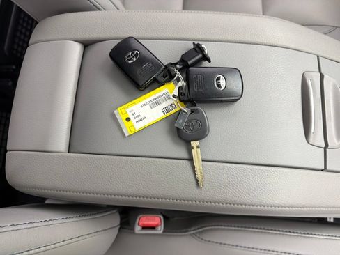 Used 2019 Toyota Highlander XLE AWD/4WD image 37